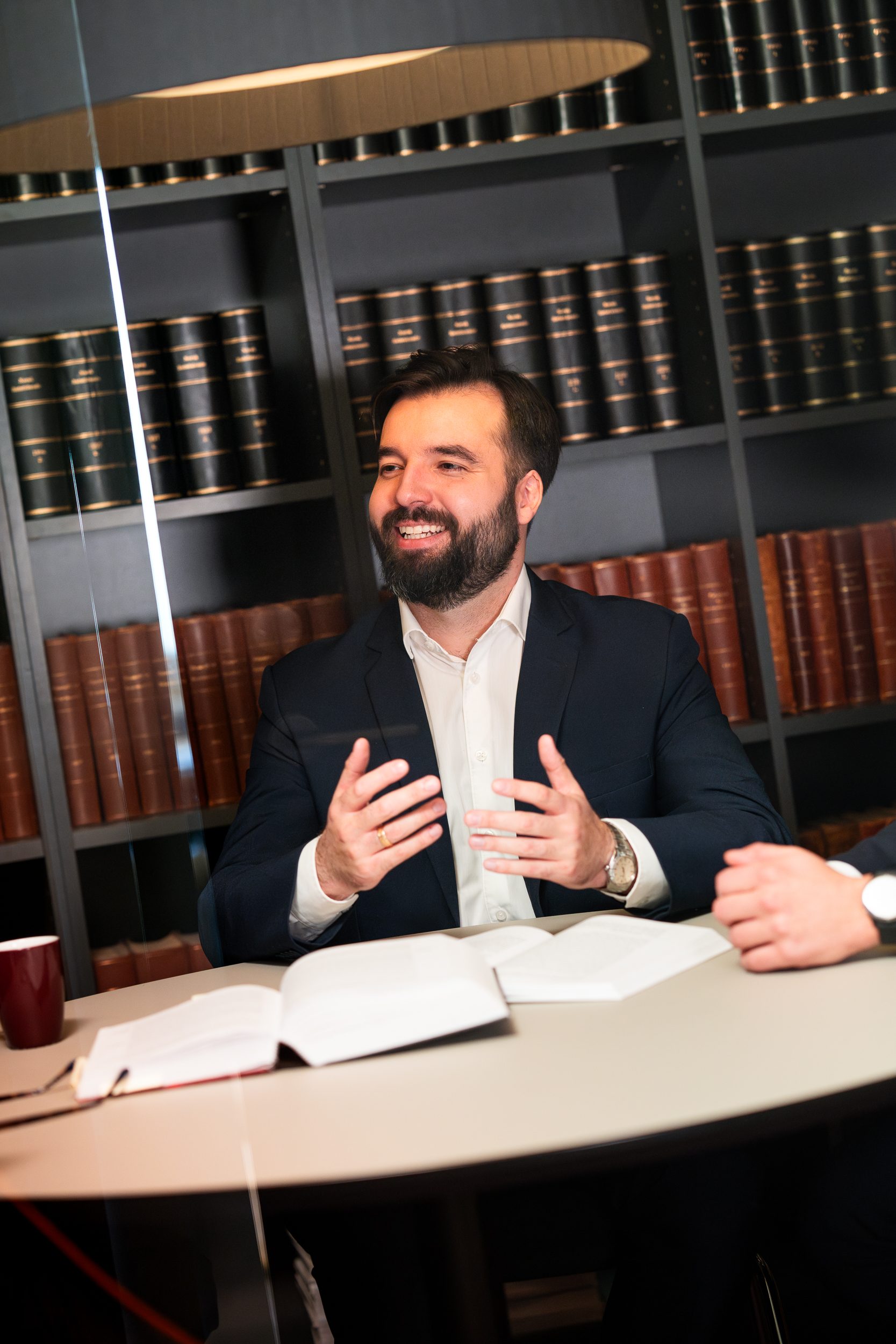 Advokat i Ytterbøl & Co i samtale.